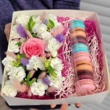 Цветы и макаруны  в коробке