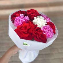 Букет из 3 французских роз и диантусов