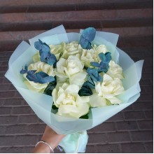 7 французских белых  роз с эвкалиптом